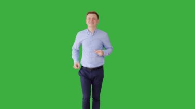 adam yeşil arka planı dans