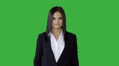 yeşil bir arka plana dayanır esmer kadın