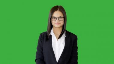 yeşil bir arka plana dayanır esmer kadın
