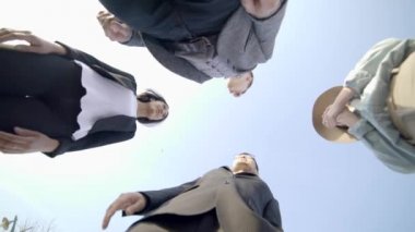 konuşan ve zevk yaşam açık havada insanlar