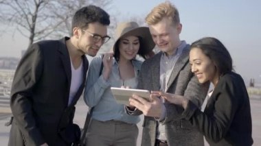 Tablet bilgisayar açık havada kullanarak iş takım