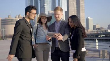 Tablet bilgisayar açık havada kullanarak iş takım