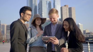 Tablet bilgisayar açık havada kullanarak iş takım