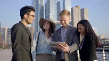 Tablet bilgisayar açık havada kullanarak iş takım