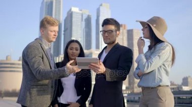 Tablet bilgisayar açık havada kullanarak iş takım