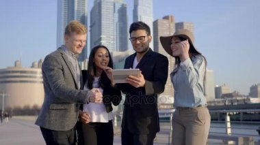 Tablet bilgisayar açık havada kullanarak iş takım