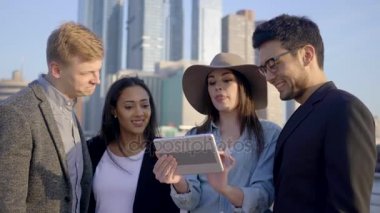 Tablet bilgisayar açık havada kullanarak iş takım