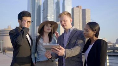 Tablet bilgisayar açık havada kullanarak iş takım