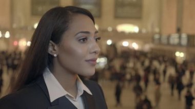 kalabalık caddede duran siyah kadın 