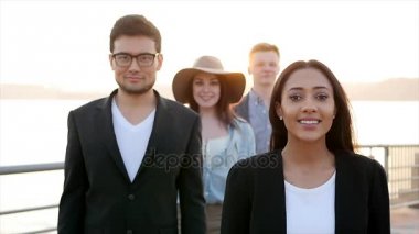 Grup halkı birlikte açık havada gün batımında 