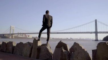adam açık havada nehrin yanında ayakta