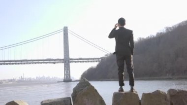 adam açık havada nehrin yanında ayakta