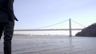 adam açık havada nehrin yanında ayakta