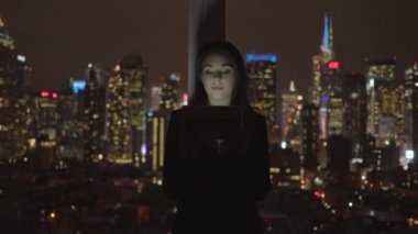 çekici bir kadın tablet kullanma 