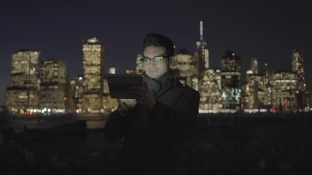 Ασιατικό άτομο χρησιμοποιώντας υπολογιστή δισκίο το βράδυ — Αρχείο Βίντεο