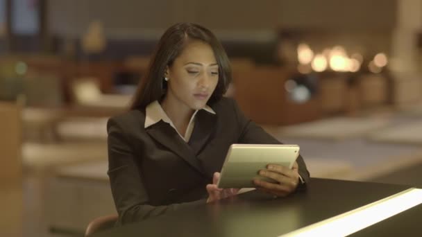 タブレット コンピューターを使用して魅力的な黒人女性 — ストック動画