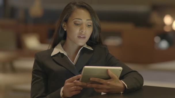 Приваблива чорна жінка за допомогою планшетного комп'ютера — стокове відео