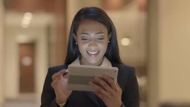 Ελκυστική μαύρη γυναίκα που χρησιμοποιούν τον υπολογιστή tablet — Αρχείο Βίντεο