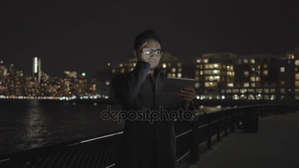 Asiatique homme en utilisant tablette informatique la nuit — Video