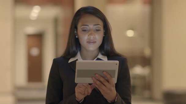 Приваблива чорна жінка за допомогою планшетного комп'ютера — стокове відео