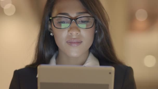 Atraktivní černá žena pomocí tabletového počítače — Stock video