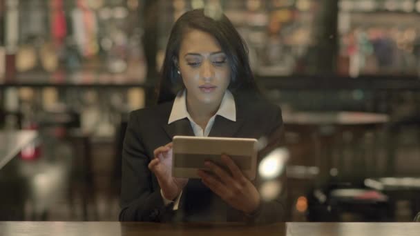 Atraktivní černá žena pomocí tabletového počítače — Stock video