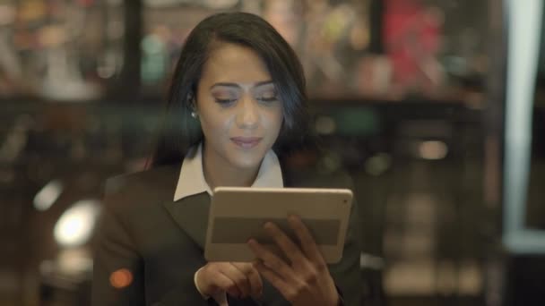 Ελκυστική μαύρη γυναίκα που χρησιμοποιούν τον υπολογιστή tablet — Αρχείο Βίντεο
