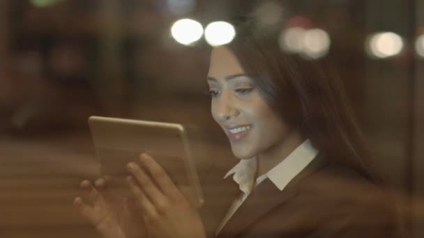 Mulher negra atraente usando computador tablet — Vídeo de Stock