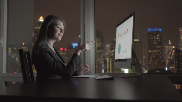 Mujer de negocios trabajando en la computadora en el escritorio — Vídeos de Stock