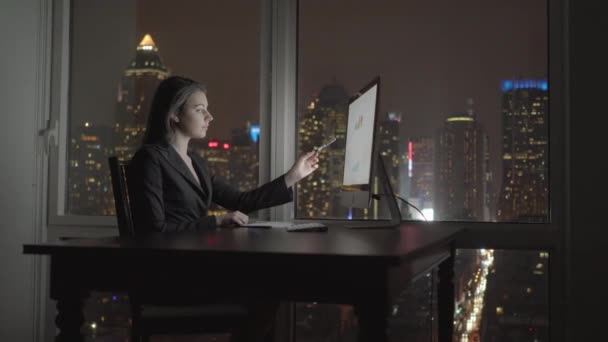 Mulher de negócios trabalhando no computador na mesa — Vídeo de Stock