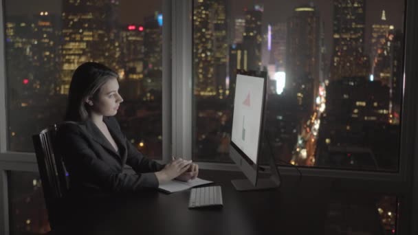 Mujer de negocios trabajando en la computadora en el escritorio — Vídeo de stock