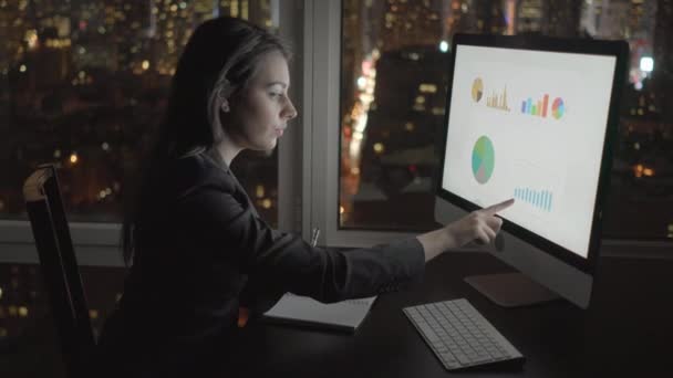 Mujer de negocios trabajando en la computadora en el escritorio — Vídeo de stock