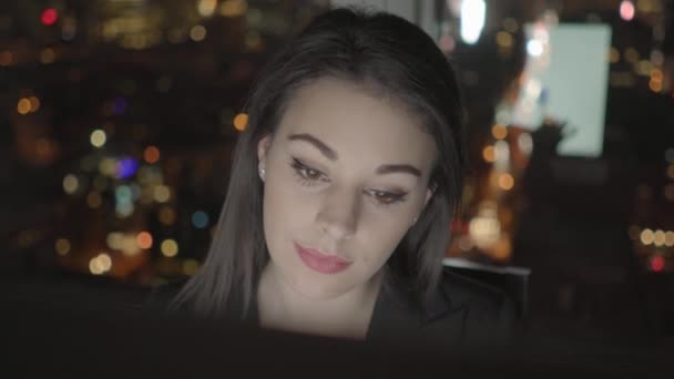 Бізнес-леді працює на комп'ютері вночі — стокове відео
