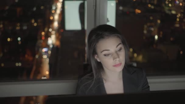 Бізнес-леді працює на комп'ютері вночі — стокове відео