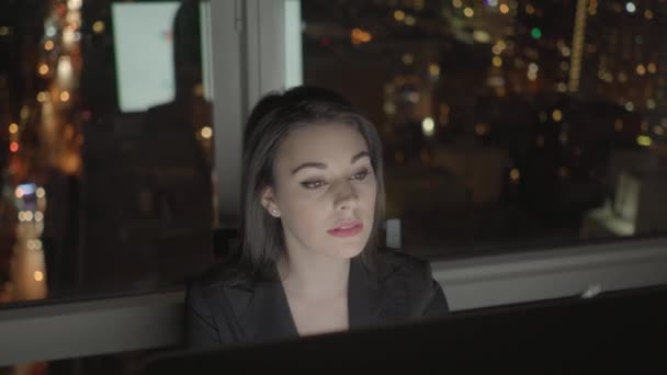 Femme d'affaires travaillant sur ordinateur la nuit — Video