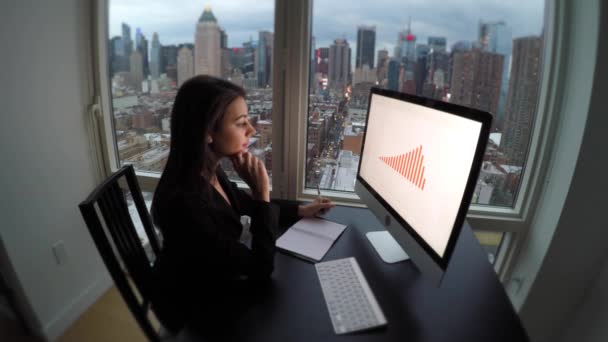 Mujer de negocios trabajando en la computadora en el escritorio — Vídeo de stock