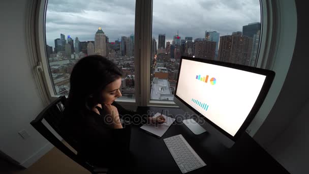 Mujer de negocios trabajando en la computadora en el escritorio — Vídeo de stock