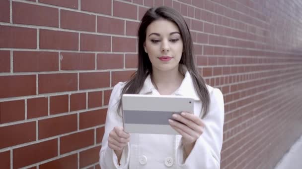 Sokakta duran ve tablet bilgisayarı kullanan kadın — Stok video