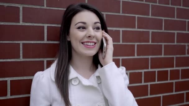 Mulher confiante falando no telefone inteligente — Vídeo de Stock