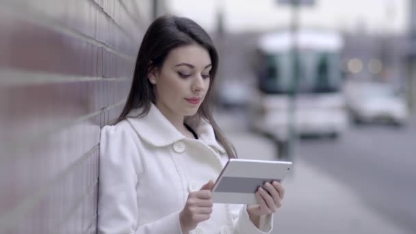 Mujer de pie en la calle y el uso de tableta — Vídeos de Stock