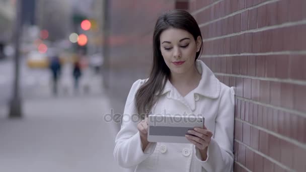 Mujer de pie en la calle y el uso de tableta — Vídeo de stock