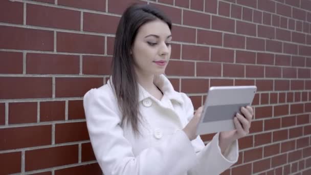 Woman standing on street and using tablet computer — Stock Video