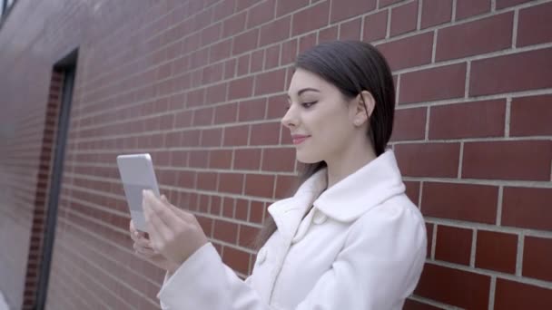 Mujer de pie en la calle y el uso de tableta — Vídeos de Stock