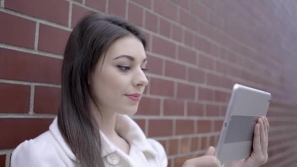 Mujer de pie en la calle y el uso de tableta — Vídeo de stock