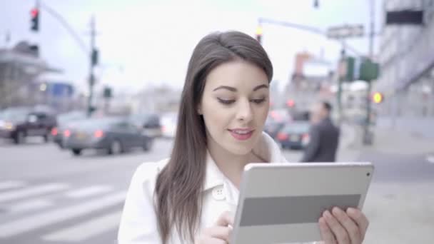 Frau steht auf Straße und nutzt Tablet-Computer — Stockvideo