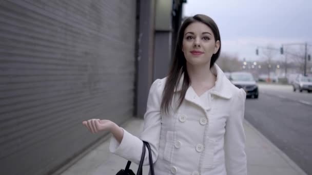 Женщина, идущая по улице тротуара в городе — стоковое видео