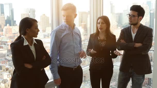 Empleados discutiendo objetivo de estrategia empresarial — Vídeos de Stock