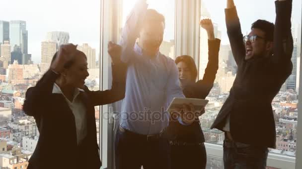 Empleados discutiendo objetivo de estrategia empresarial — Vídeos de Stock