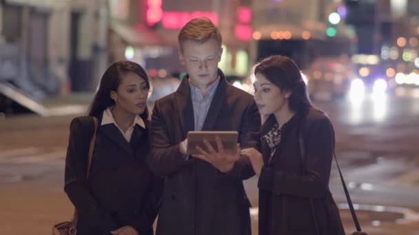 Vrienden kijken naar een tabletcomputer, praten en plezier — Stockvideo