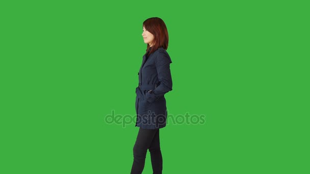 Mujer asiática de pie sobre fondo verde — Vídeos de Stock
